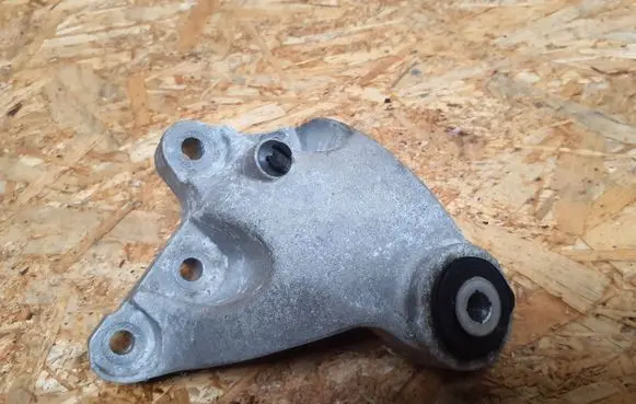 Mercedes-Benz CLA C117 X117 W117 Engine mounting bracket A2462401109
