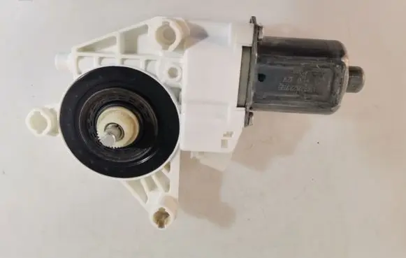 Mercedes-Benz GLE (W166 - C292) Front door window regulator motor A1669060301 0130822755