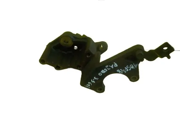 Mitsubishi Pajero Engine mounting bracket 