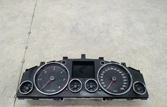 Volkswagen Touareg I Speedometer (instrument cluster) 7L6920881B