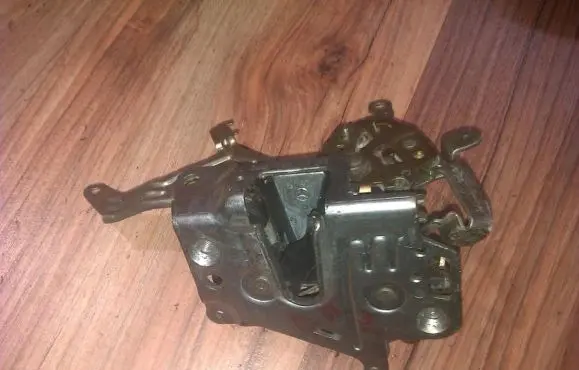 Mercedes-Benz C W202 Rear door lock 2027300635