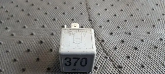 Volkswagen PASSAT B5.5 Other relay 8D0951253 V23134-J52-X300