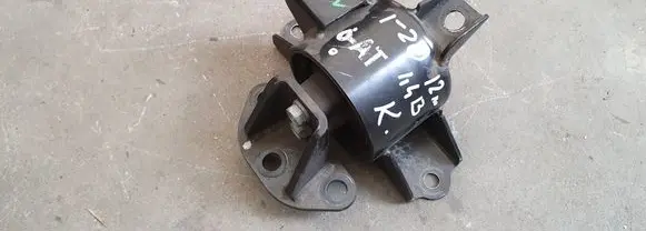 Hyundai i20 (PB PBT) Engine mount bracket