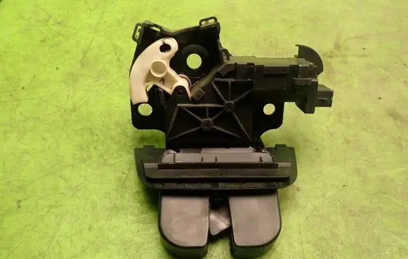 Audi A4 S4 B7 8E 8H Tailgate/trunk/boot lock/catch/latch 8P4827505B