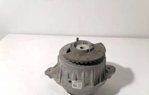 Mercedes-Benz C W205 Engine mount bracket A2052406717 ZGS002 1408147
