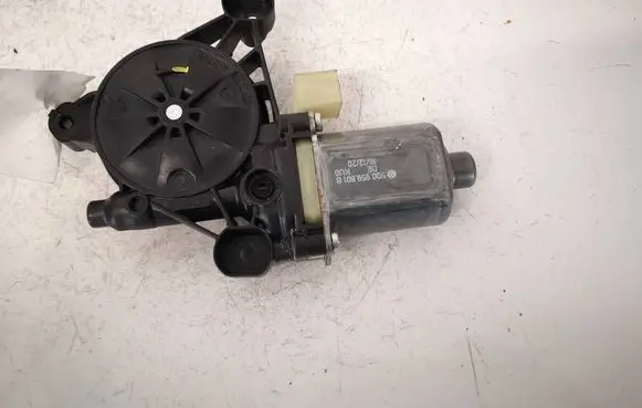 Volkswagen Golf VII Front door window regulator motor 5Q0959801B