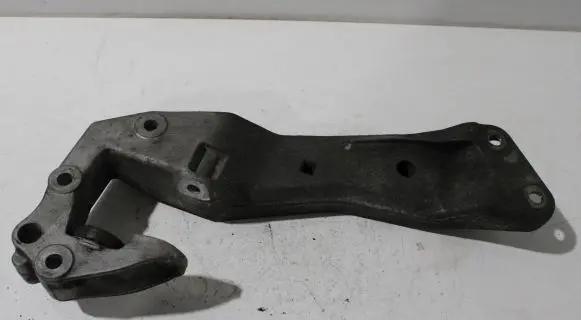 Gearbox mounting bracket