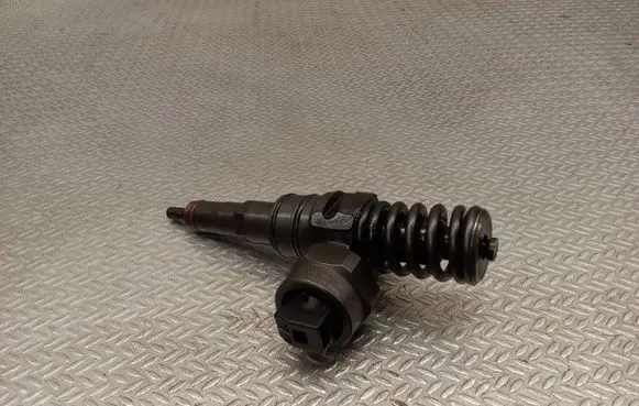 Volkswagen PASSAT B5 Fuel injector 038130073F