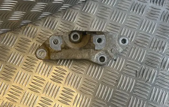 Volvo V60 Engine mounting bracket