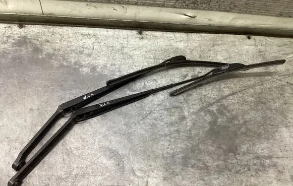 Nissan X-Trail T30 Front wiper blade arm