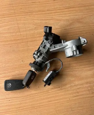 Opel Zafira B Ignition lock 20939745 331903121