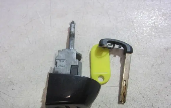 BMW X3 F25 Front door lock (next to the handle) 7290473