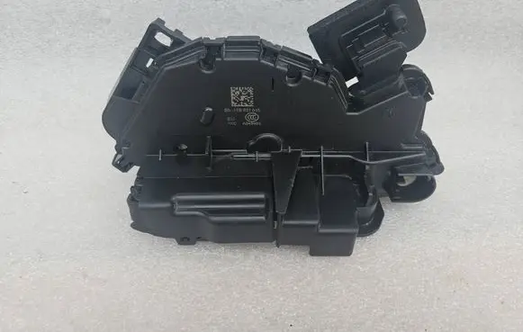 Skoda Octavia Mk3 (5E) Front door lock 5TB837015