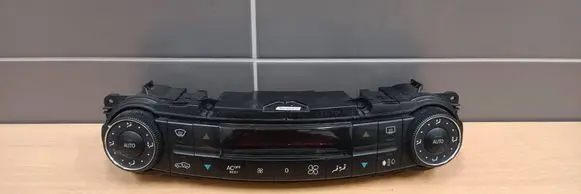 Mercedes-Benz E W211 Climate control unit 2118300685 00122903