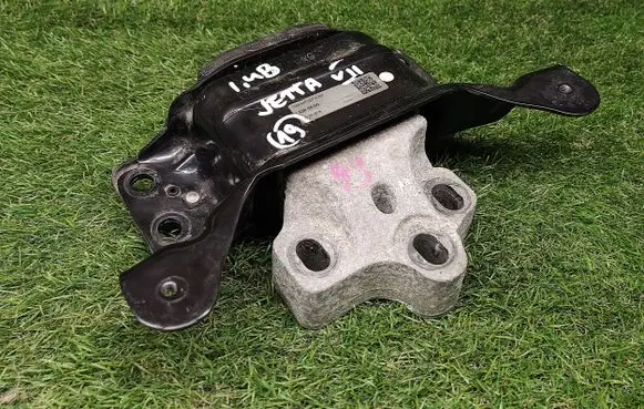 Volkswagen Jetta USA Engine mount bracket 5QM199555