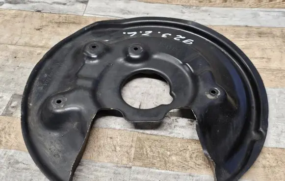 Volkswagen PASSAT B6 Rear brake disc plate dust cover 5N0615611C