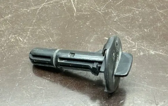 Renault Clio IV Radiator mount bracket