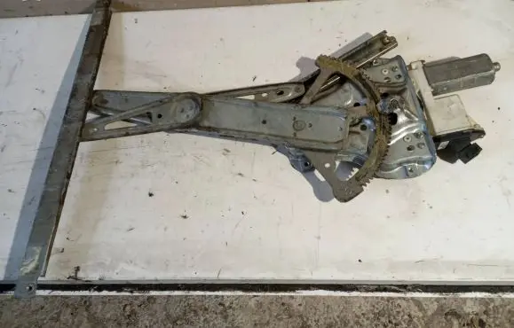 Toyota Corolla E120 E130 Front door window regulator with motor 991558100