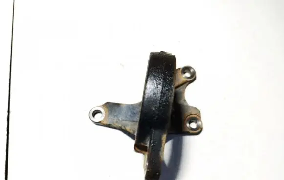Engine mounting bracket