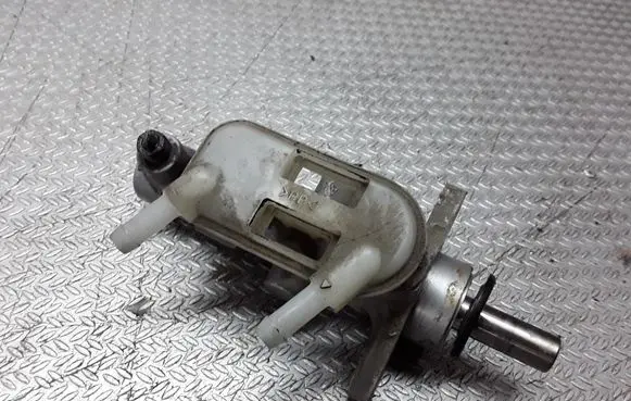 Mitsubishi Grandis Master brake cylinder