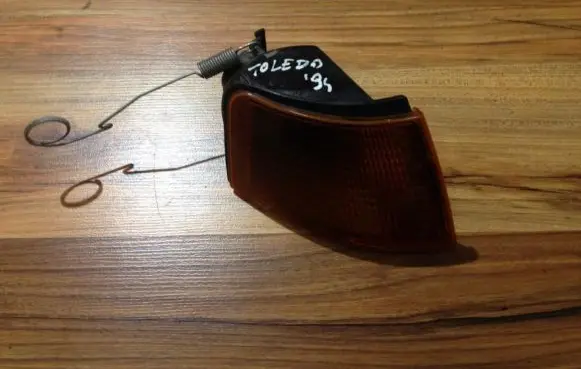 Seat Toledo I (1L) Front indicator light