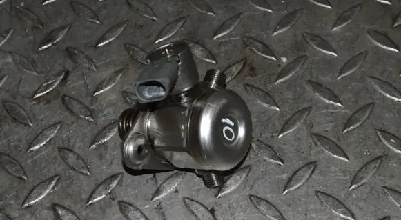 BMW X5M E70 Fuel injection high pressure pump 7595350