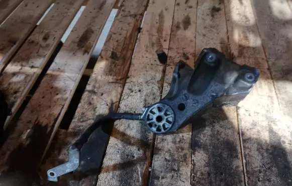 Audi Q7 4L Engine mounting bracket