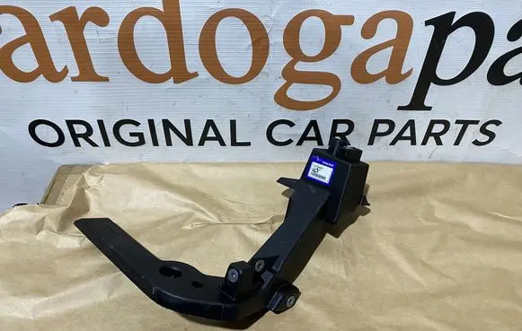 Volvo XC40 Headlight/headlamp mounting bracket 32318691
