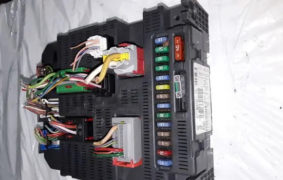 Peugeot 207 Fuse module 9663798280 BSI2004P0600
