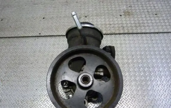Toyota Avensis T220 Power steering pump