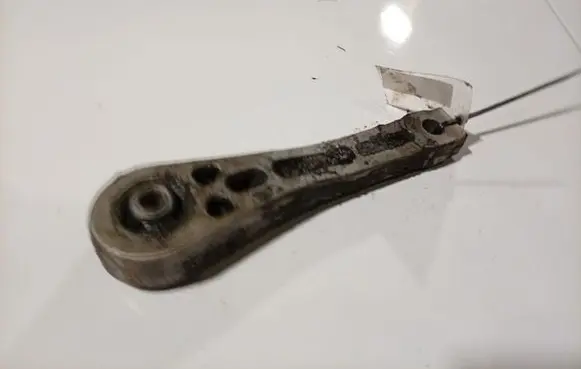 Volkswagen Jetta V Engine mount bracket 
