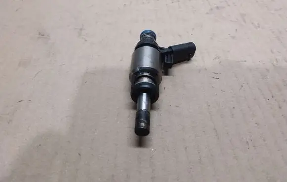Volkswagen Golf VI Fuel injector 06H906036H