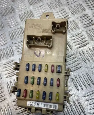Subaru Legacy Fuse module JB200400 021022