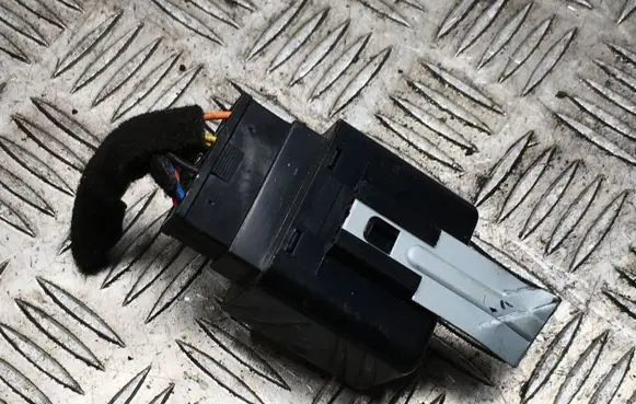 Hyundai Trajet Window wiper relay 954303A100
