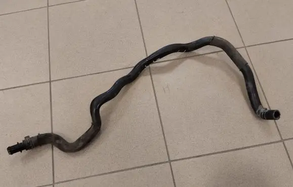 Land Rover Discovery 3 - LR3 Engine coolant pipe/hose AH224090CC