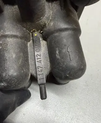 Mercedes-Benz E W124 Coolant heater control valve 1147412015