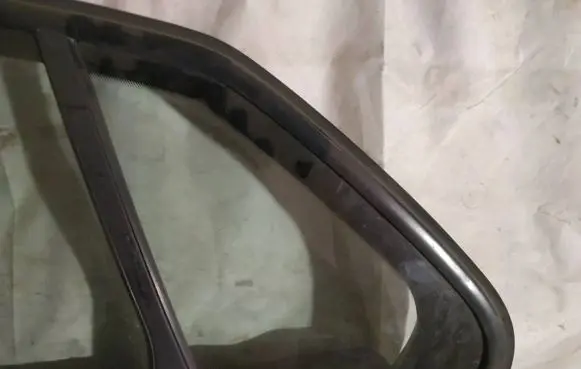 Rear vent window glass