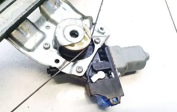 Nissan Leaf I (ZE0) Front door window regulator motor 807313na1a