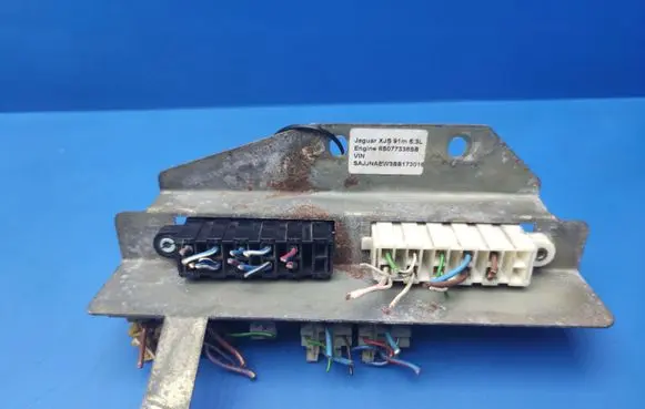 Jaguar XJS Fuse module 4RA00351033 4RA00351032 HELLA