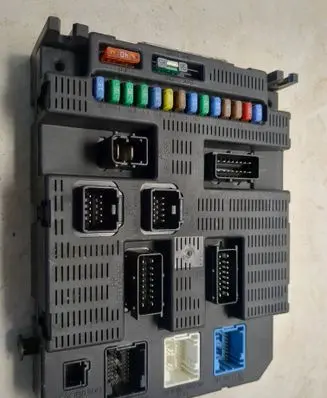 Peugeot 1007 Fuse module 9659285480 0077219290906