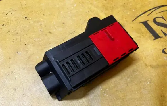 Mercedes-Benz GL X166 Fuse box cover A1665450403