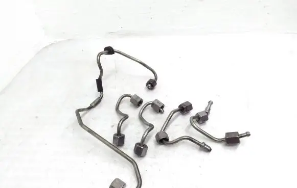 Fuel injector supply line/pipe