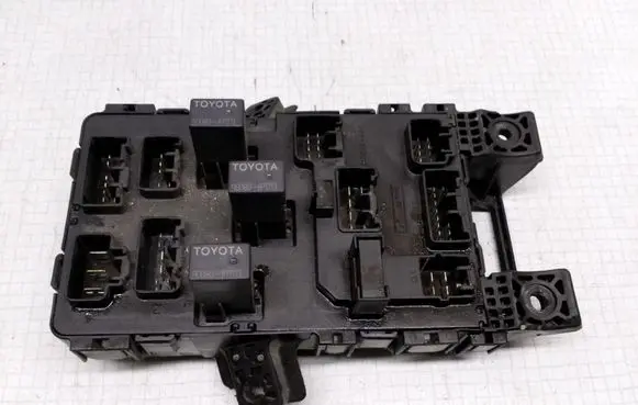 Toyota Avensis T220 Fuse module 8264105011 05810530 9008087013
