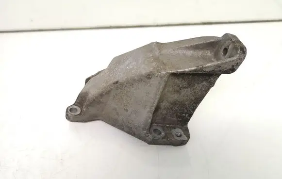 Volkswagen PASSAT B5 Engine mounting bracket 8D0199307L