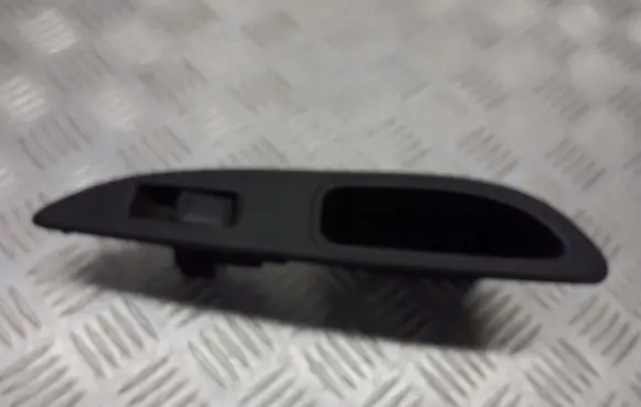 Nissan Primera Quarter vent window switch 82961AV760