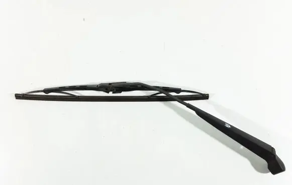 Rear wiper blade arm