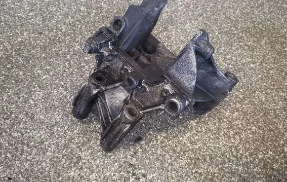 Volkswagen Transporter - Caravelle T5 Engine mounting bracket 070199343A 070199343B