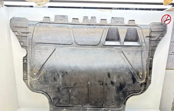 Volkswagen Golf VIII Engine splash shield/under tray 3Q0825235 2Q0825235 3Q0825236