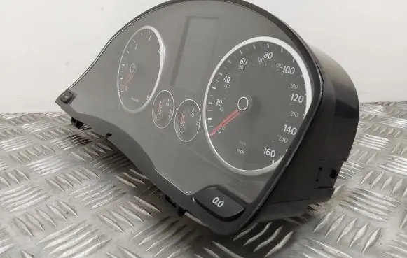 Volkswagen Tiguan Speedometer (instrument cluster) 5N0920970D