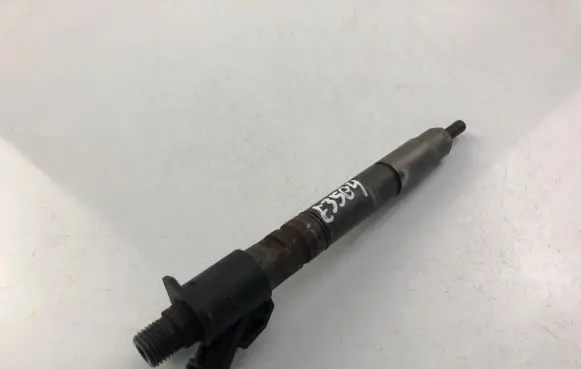 Volvo S60 Fuel injector 31303238